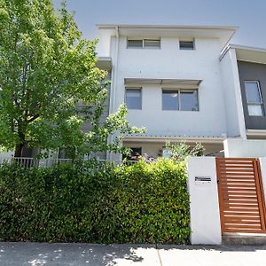 Stylish & Modern Townhouse In Canberra Harrison Exterior photo
