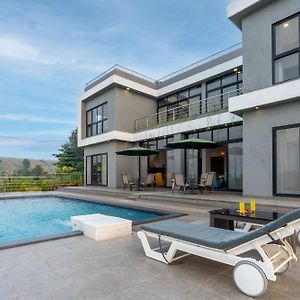 Casa Boho By Stayvista - Contemporary Design, Farm-View, Swimming Pool & Indoor Games For A Chic Retreat 纳西克 Exterior photo