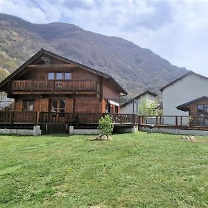 Chalet De 3 Chambres Avec Jacuzzi Terrasse Amenagee Et Wifi A Orlu Exterior photo