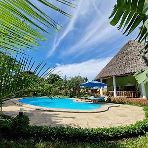 Paradiesische Villa Maisha Mazuri Mit Pool. Terrasse Und Personal 迪亚尼海滩 Exterior photo