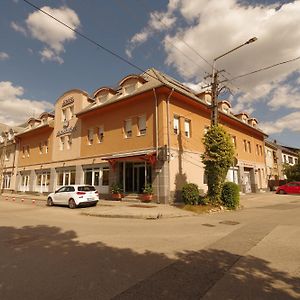 Hotel Vadaszkurt Superior Székesfehérvár Exterior photo