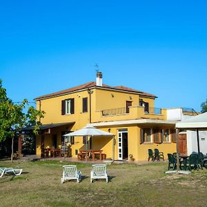 Amazing Home In Roseto Degli Abruzzi With Kitchen Exterior photo