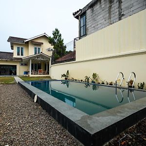Villa Puncak Kota Bunga, Swarna Villa Swimming Pool Cikundul Exterior photo