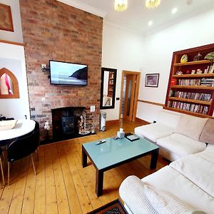 F1 Maison 108 - Holiday Home - Full Kitchen - Street Free Parking, Netflix - 68Mbps Bt Wifi - Dvd'S - Welcome Tray - By Corner From Gavin N Stacey Film House 巴里 Exterior photo