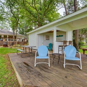 Lakefront Enchanted Oaks Retreat With Dock Exterior photo