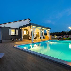 Villa Beauty With Heated Pool And Jacuzzi 坎法奈尔 Exterior photo