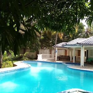 Leomar 2 Diani Beach Ferienhaus Mit Grossen Tropischen Garten Und Pool 乌昆达 Exterior photo