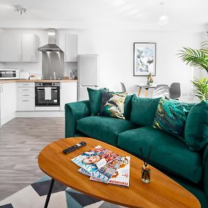 New Modern 2 Bedroom Apartment - Wifi & Netflix - Secure Parking - 27Ac Cradley Heath Exterior photo