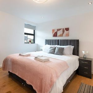 Modern Serviced One Bedroom Flat - Sleeps 4 - Near High Street & Train Station - Cr5 London 寇斯顿 Exterior photo