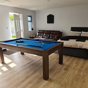 Detached Flat In Leeds, Free Wifi And Parking, Pool Table, 75 Inch Tv, Netflix, Disney Plus 利兹 Exterior photo