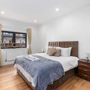 Cozy One-Bedroom Retreat In Morden Sm4, London Exterior photo