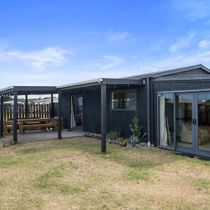 Himatangi Kiwi Bach - Himatangi Beach Holiday Home Exterior photo