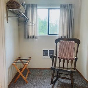 Emerald Valley Inn - #4 Deer Lake Room - Single Queen - Private Bathroom 安吉利斯港 Exterior photo