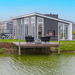 Modern Chalet On The Water At A Holiday Park 韦默尔丁厄 Exterior photo
