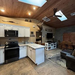 Rustic Retreat New Cabin On 2 Acres Fully Fenced! Summer Special 2 Complimentary Tickets To Bearizona Offer Expires July 31St 2024 威廉斯 Exterior photo