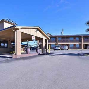 Xecutive Inn And Suites Center Exterior photo