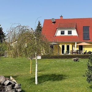 Individuell Eingerichtetes, Freistehendes Ferienhaus Mit Grossem Garten In Reizvoller Uckermarckischer Ortschaft Hardenbeck Exterior photo