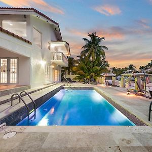 Villa Sola - Waterfront Elegant W/ Lush Greenery And Charm 北迈阿密海滩 Exterior photo