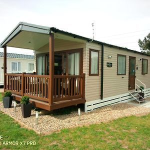 Relax In Stag Lodge At Caldecott Hall Park Norfolk 4 Berth Undercover Terrace 大雅茅斯 Exterior photo