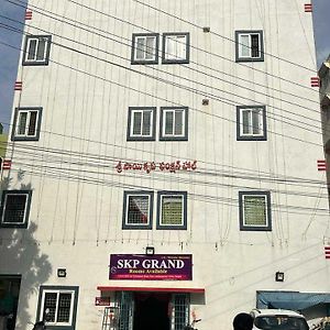 蒂鲁帕蒂 Skp Grand酒店 Exterior photo