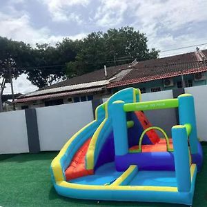 Kulai Landed Corner Lot+Kids Pool+ Mini Waterpark别墅 Exterior photo