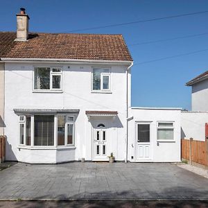 Modern Three Bedroom Home In Gloucester With Hot Tub Exterior photo