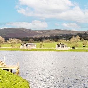 Wiswell View Lodge: Pendle View Holiday Park 克利夫罗 Exterior photo