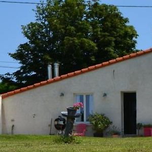 Le Gite Du Petit Chenac Chenac Saint Seurin d'Uzet Exterior photo