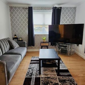 Spacious 2 Bedroom 2 Bathroom Flat In Hatfield Near Hertfordshire University With Private Car Park Sleeps 5-6 Exterior photo