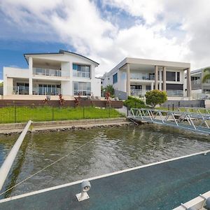 3Br Serene Waterfront Retreat With Pool & Dock 黄金海岸 Exterior photo