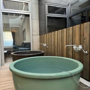 一棟貸しでフルリノベ済み各階に風呂トイレありで好立地でコスパ最高をめざしている宿ですearthvelo 德岛市 Exterior photo