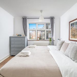 Stylish Flat In London For Tourists, Contractors, Relocators - Sleeps 5 伍德福德 Exterior photo