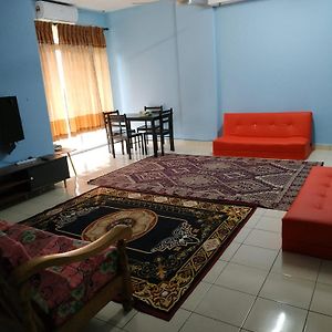 Budget Homestay Mantin Villa With 3 Rooms And Big Swimming Pool Exterior photo