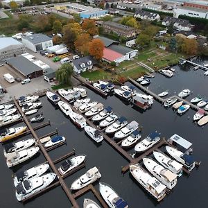 La Mare Schwimmende Ferienwohnungen Lu-Ann & Leda, Werder Cityport 维尔道 Exterior photo