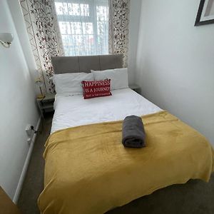 卢顿Immaculate 3-Bed House In Luton别墅 Exterior photo