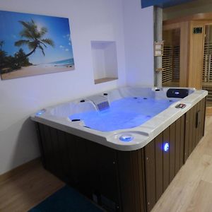 CarvinL'Escapade Secrete Jacuzzi Et Sauna Privatif别墅 Exterior photo