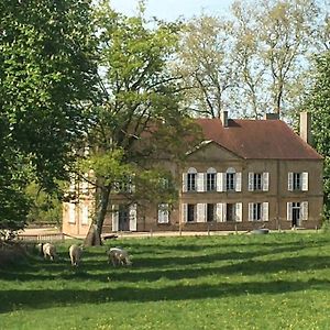 Maison Au Milieu D'Un Parc Le Donjon Exterior photo