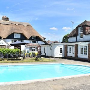 Beautiful Thatched Cottage With Heated Outdoor Pool, Great For Families & Dog Friendly! 博斯汉姆 Exterior photo