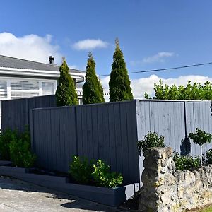 Modern And Private Guesthouse With Hot Tub Located 500M To Havelock North Village Exterior photo