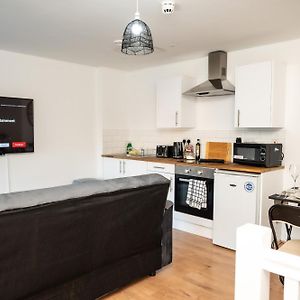 Corporate-Friendly 2Br Apartment In Leeds, Near Kirkstall Shopping Centre 利兹 Exterior photo