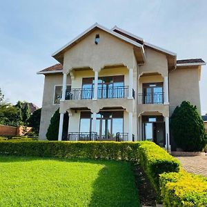 Quiet And Spacious Hidden Gem In Kigali With Breathtaking Views Right By The Airport Exterior photo