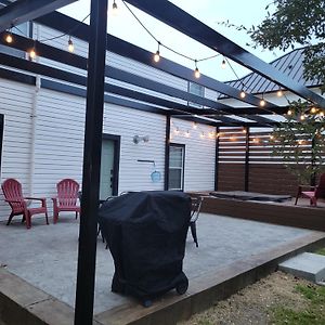 New To Booking - Simply Put Magnolia - Sleeps 10-12, Hot Tub, 5-Min Walk To Silos & Downtown 韦科 Exterior photo