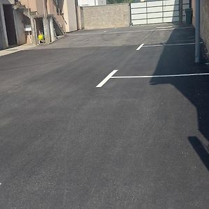 斯雷姆斯卡米特罗维察Apartman Espresso Sa Parkingom公寓 Exterior photo