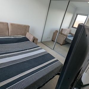 Master Bedroom In Fully Furnished Apartment 悉尼 Exterior photo