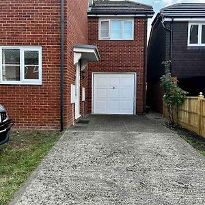 Royds Home In Ashford With Drive/Garage/Garden/Longstay 韦尔斯布罗斯 Exterior photo