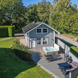 Spa Cabin With Jacuzzi And Firewood Sauna Kvicksund Exterior photo