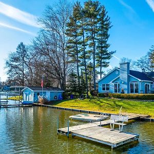 Lakefront Paw Paw Cottage With Boats And 2 Docks! Exterior photo