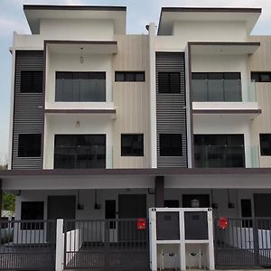 Modern 2-Storey Townhouse, Taman Orkid I Homebrickz 雪邦 Exterior photo