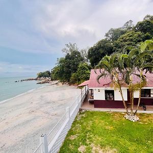 Beach-Front Mini-Chalet - Private Beach Access, Ktv, Seaview Pool, Bbq And Beyond! 丹绒武雅 Exterior photo