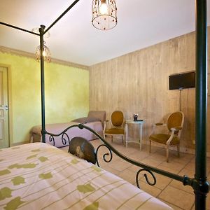 之间的藤蔓和城堡酒店 Fougeres-sur-Bievre Room photo